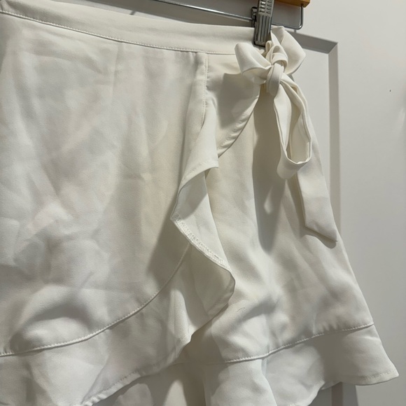 Tiger Mist | White Flowy Mini Skirt | Size XS - Picture 2 of 6